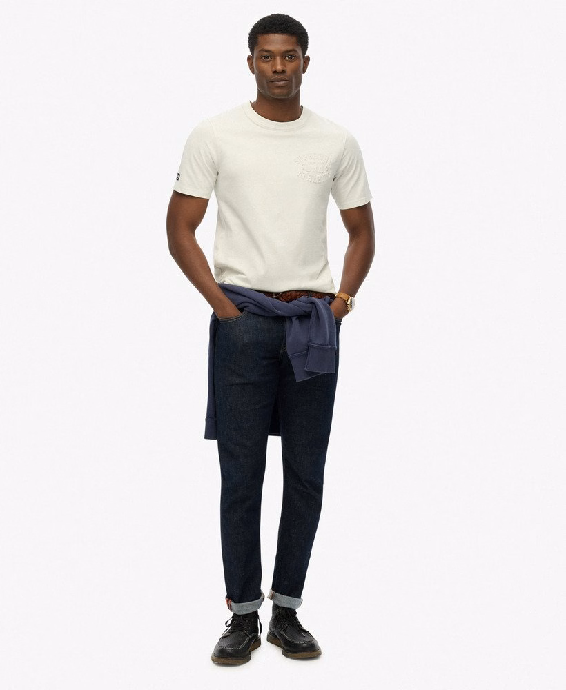 Camiseta esportiva com estampa em relevo e modelagem relaxada