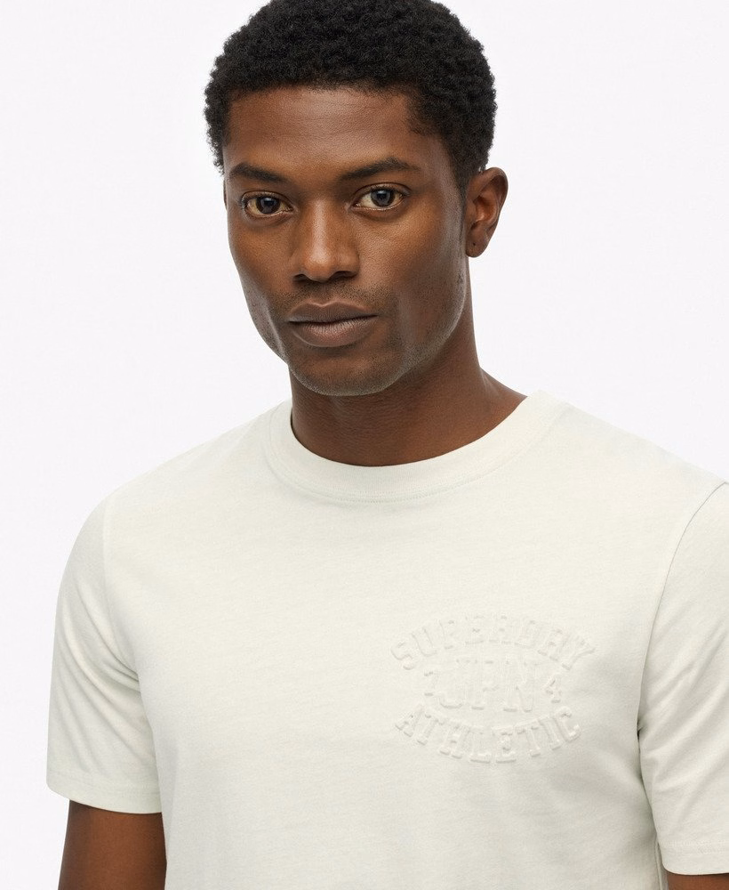 Camiseta esportiva com estampa em relevo e modelagem relaxada