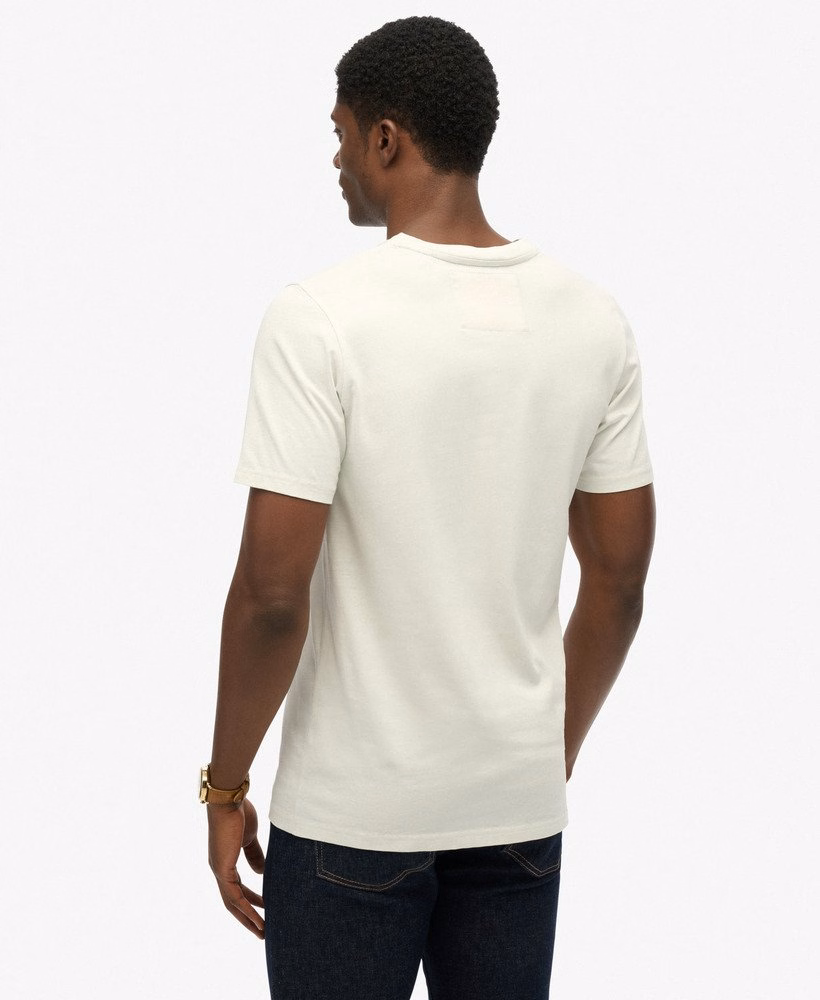 Camiseta esportiva com estampa em relevo e modelagem relaxada