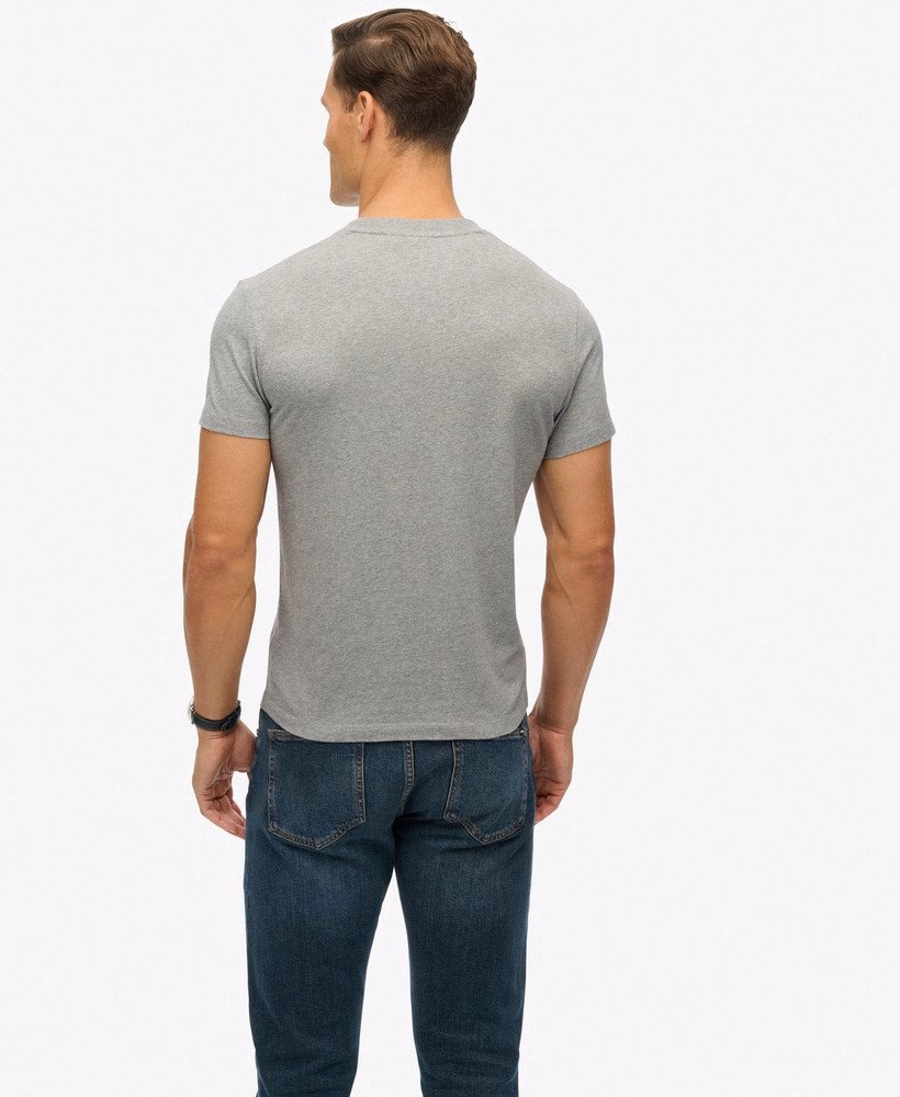 Camiseta com logo essencial