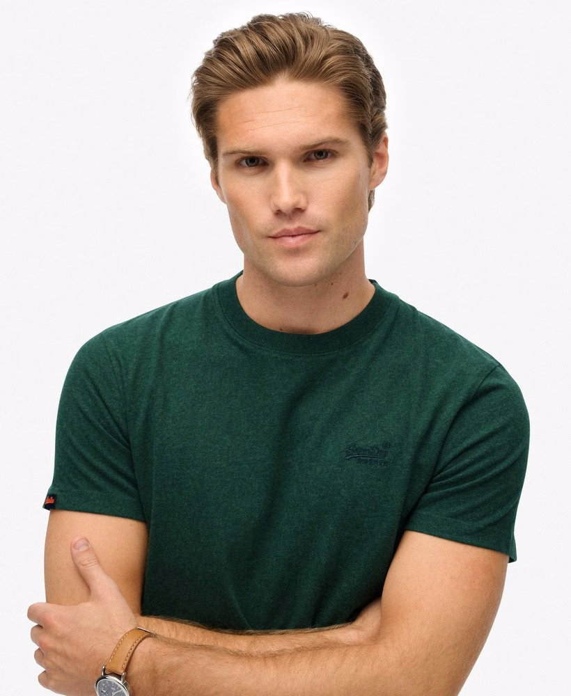 Camiseta com logo essencial