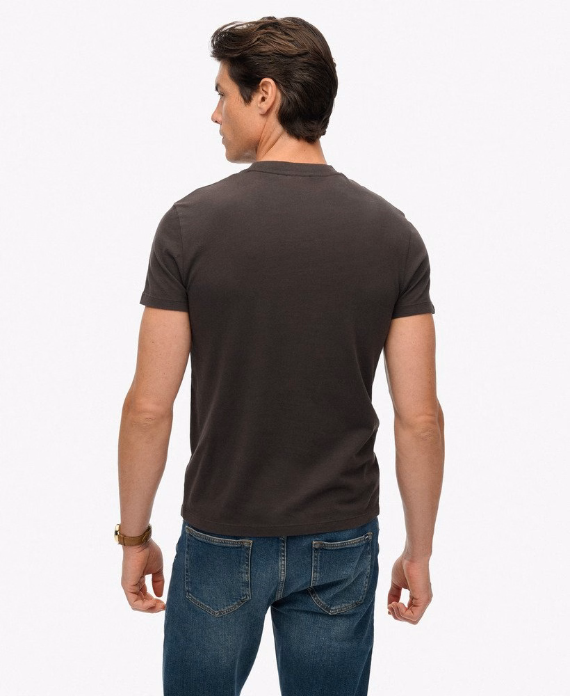 Camiseta com logo essencial