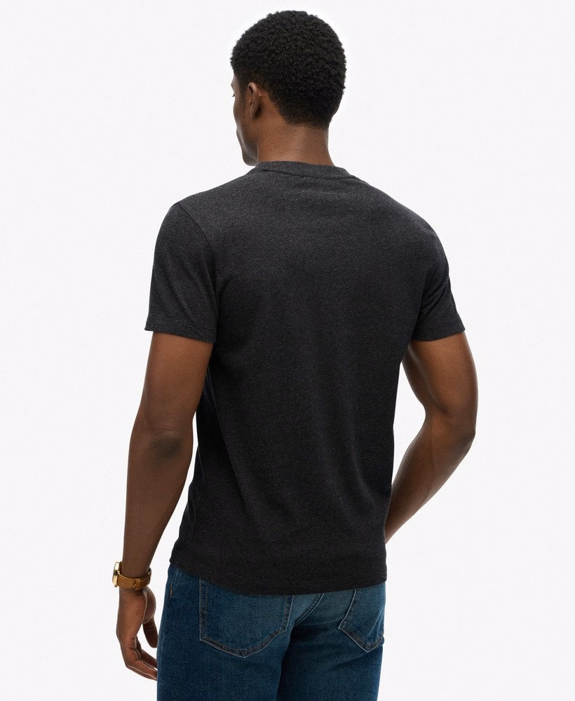 Camiseta com logo essencial