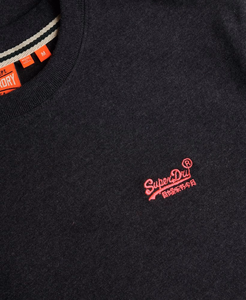 Camiseta com logo essencial