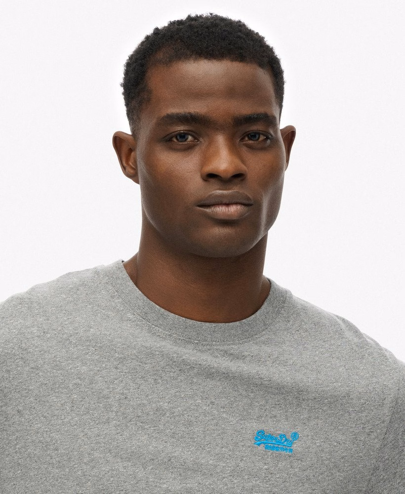 Camiseta com logo essencial