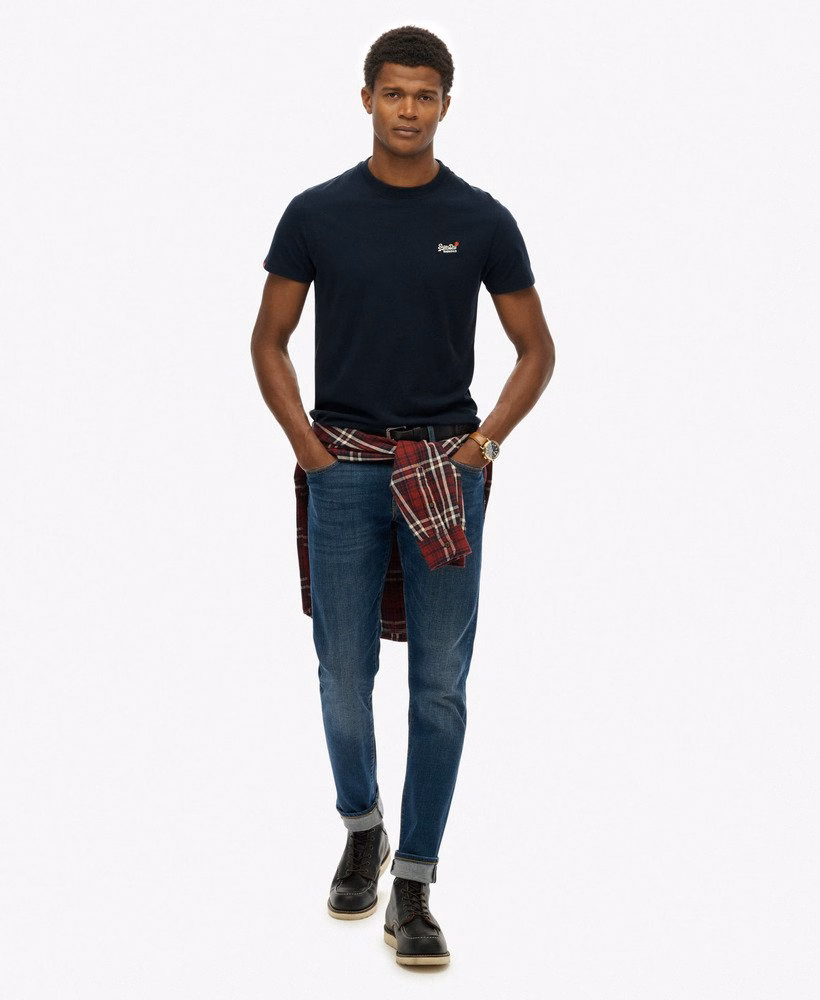 Camiseta essencial com bordado contrastante