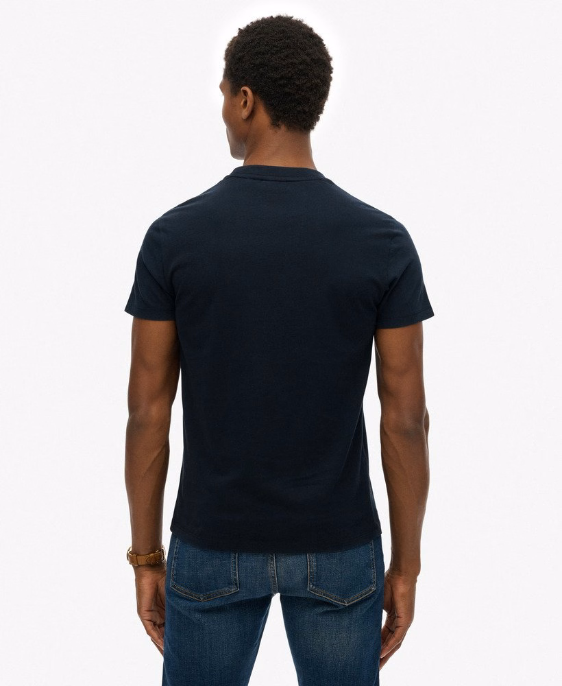 Camiseta essencial com bordado contrastante