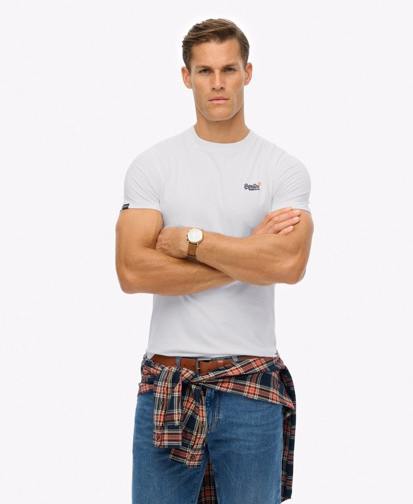 Camiseta essencial com bordado contrastante