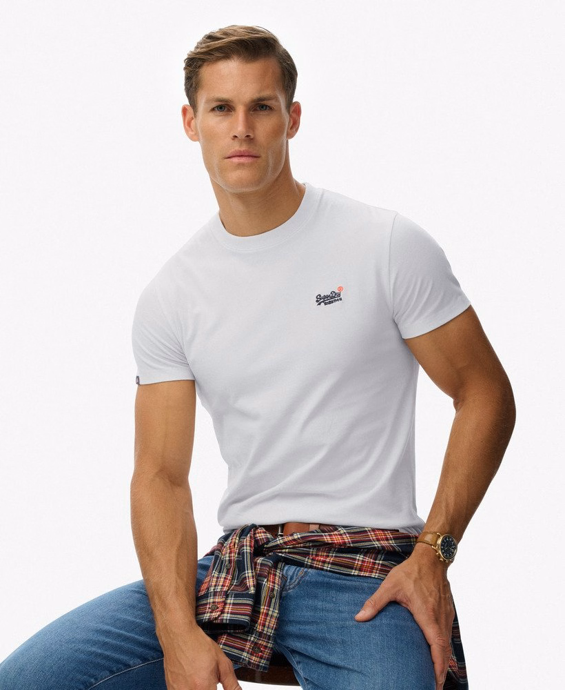 Camiseta essencial com bordado contrastante