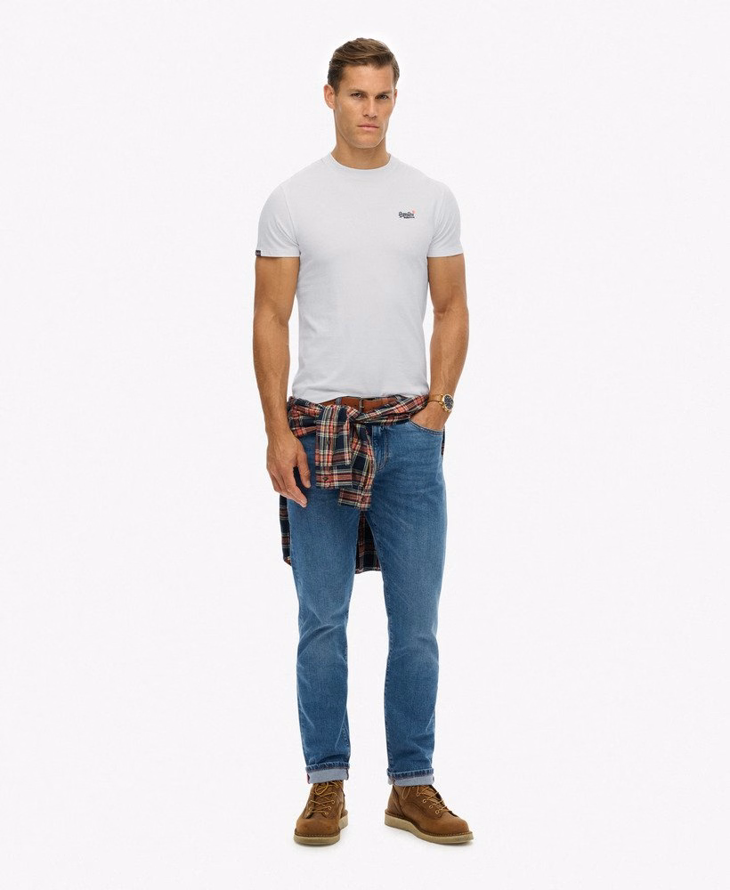 Camiseta essencial com bordado contrastante