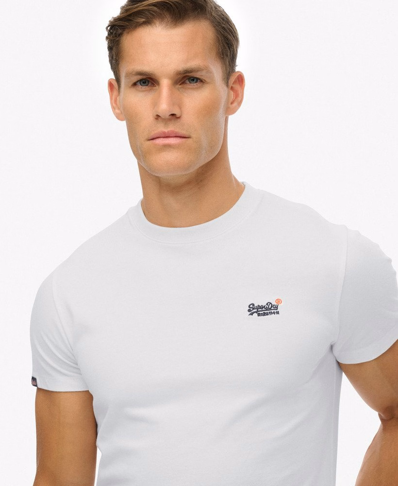 Camiseta essencial com bordado contrastante