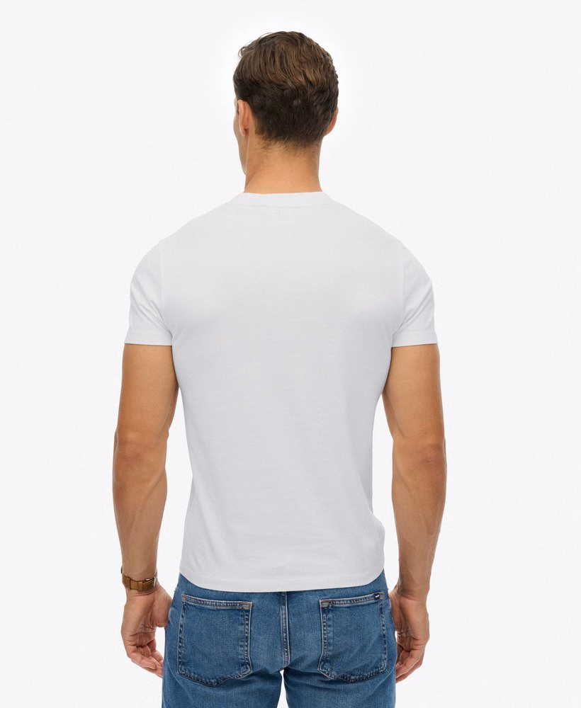 Camiseta essencial com bordado contrastante