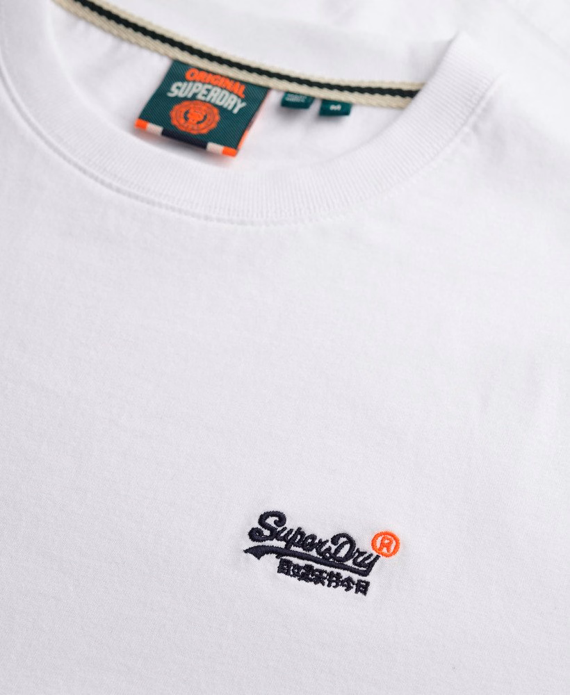 Camiseta essencial com bordado contrastante