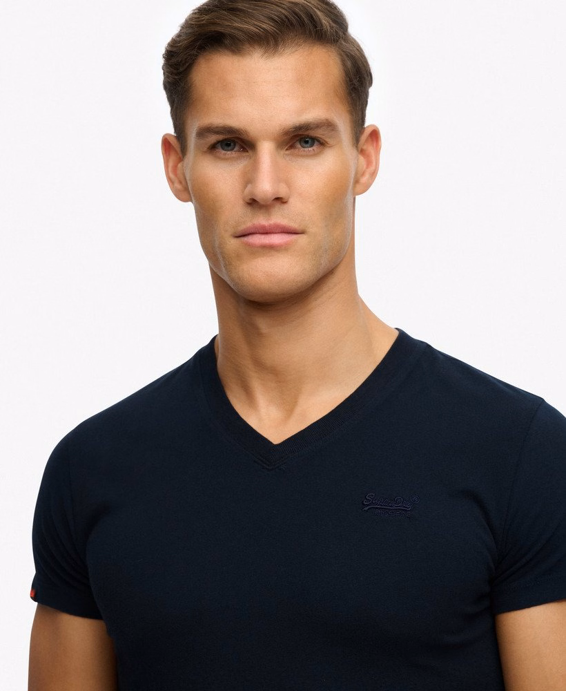 Camiseta de algodão orgânico com decote em V e logotipo bordado
