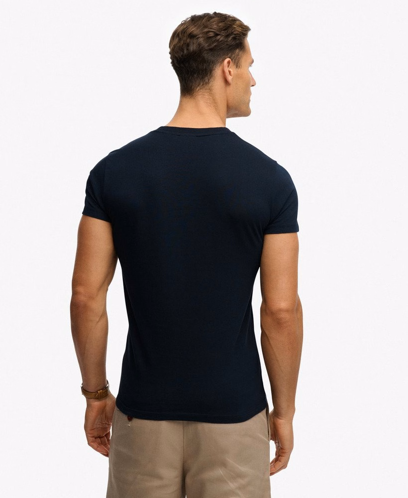Camiseta de algodão orgânico com decote em V e logotipo bordado