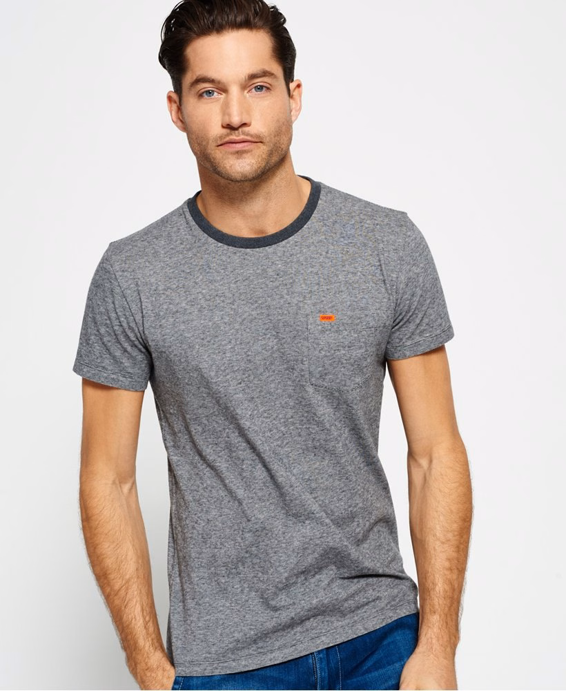 Camiseta com bolso texturizado