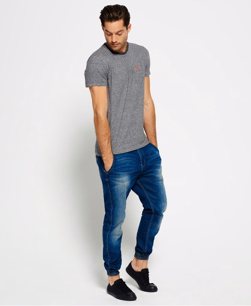 Camiseta com bolso texturizado