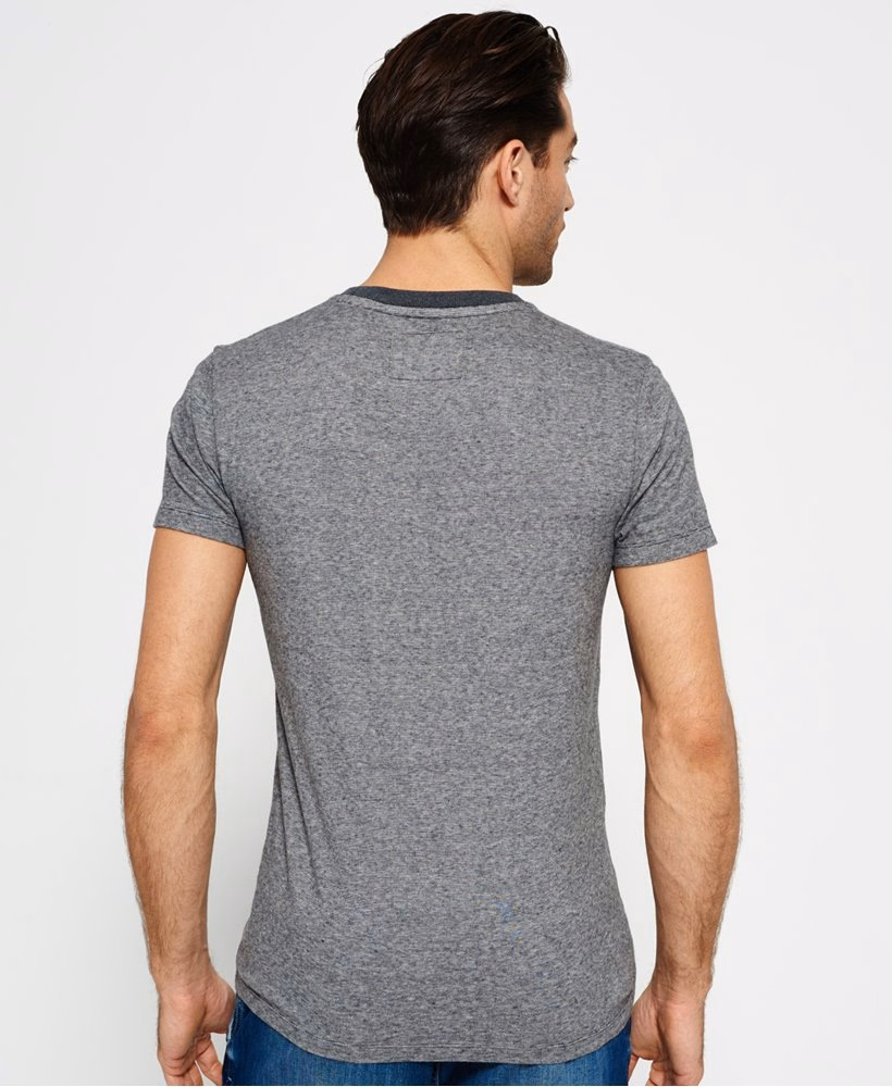 Camiseta com bolso texturizado