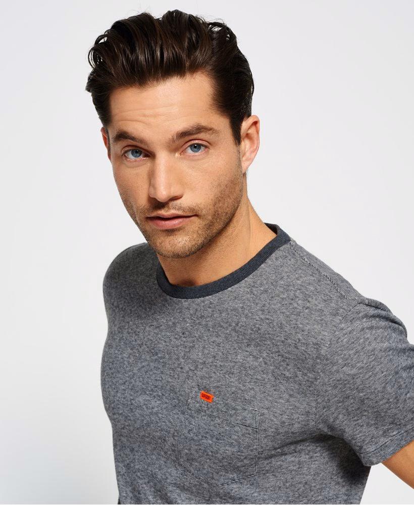 Camiseta com bolso texturizado