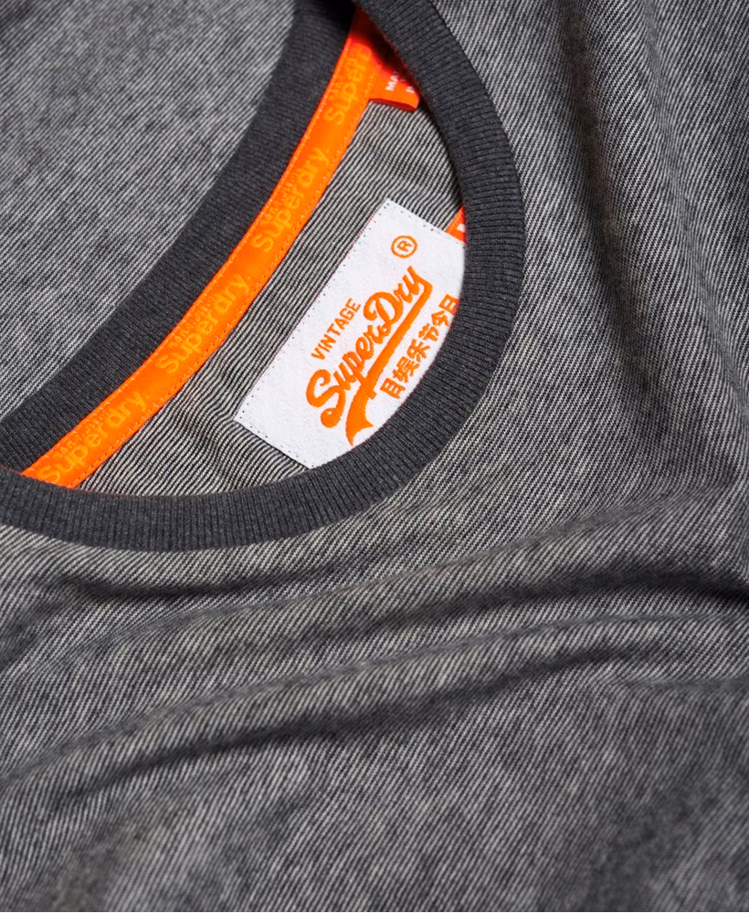 Camiseta com bolso texturizado