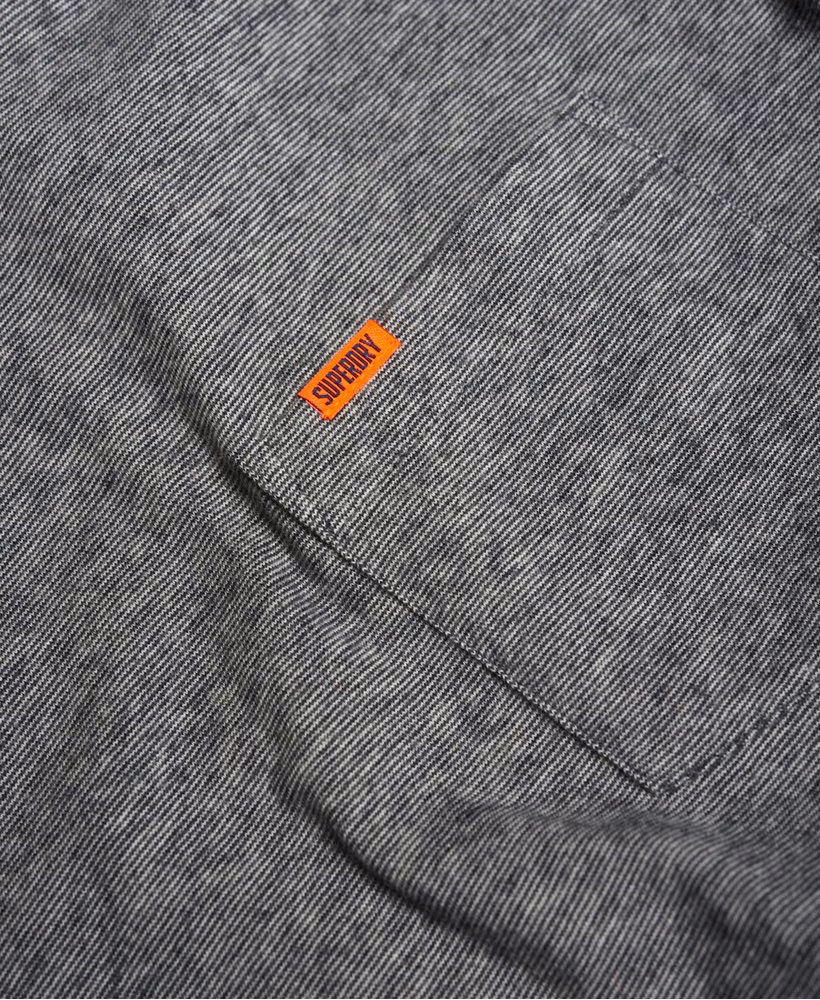 Camiseta com bolso texturizado