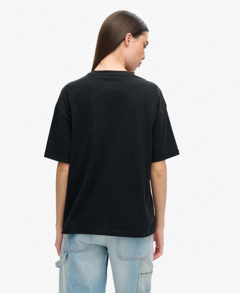 camiseta boxy com contorno do logotipo suíço na cor preta