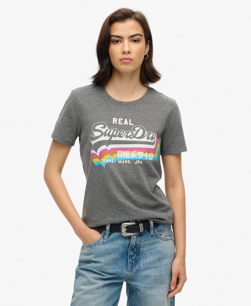 camiseta com logo vintage na cor cinza mesclado.