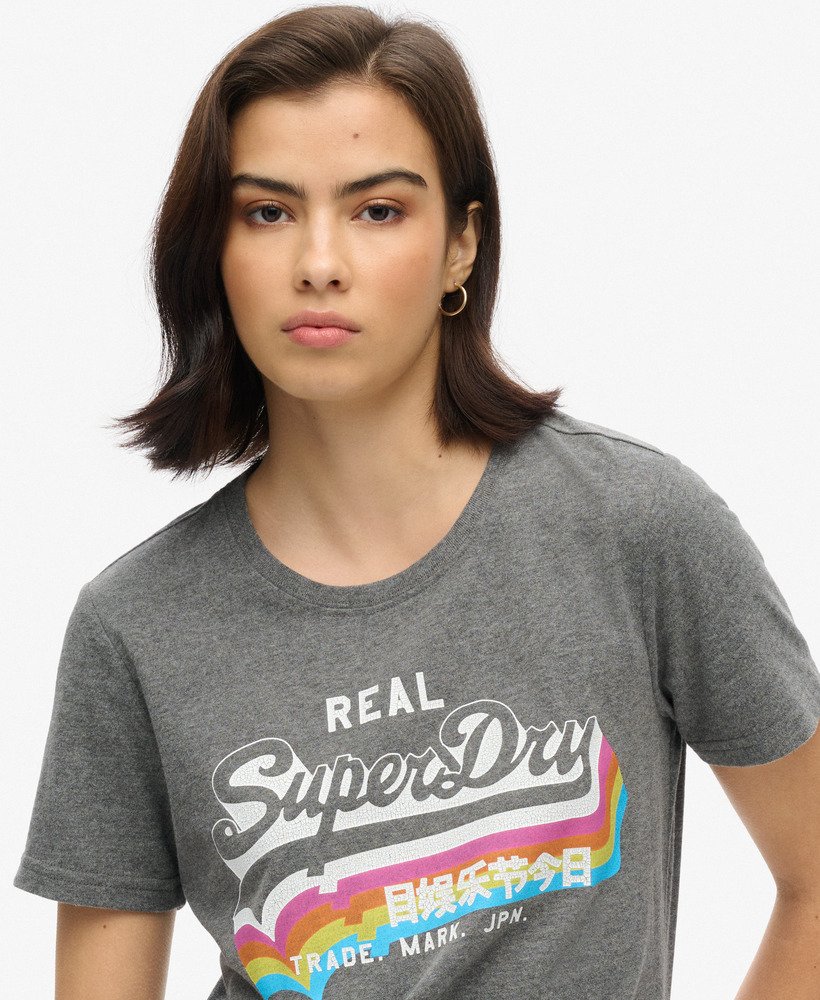 camiseta com logo vintage na cor cinza mesclado.