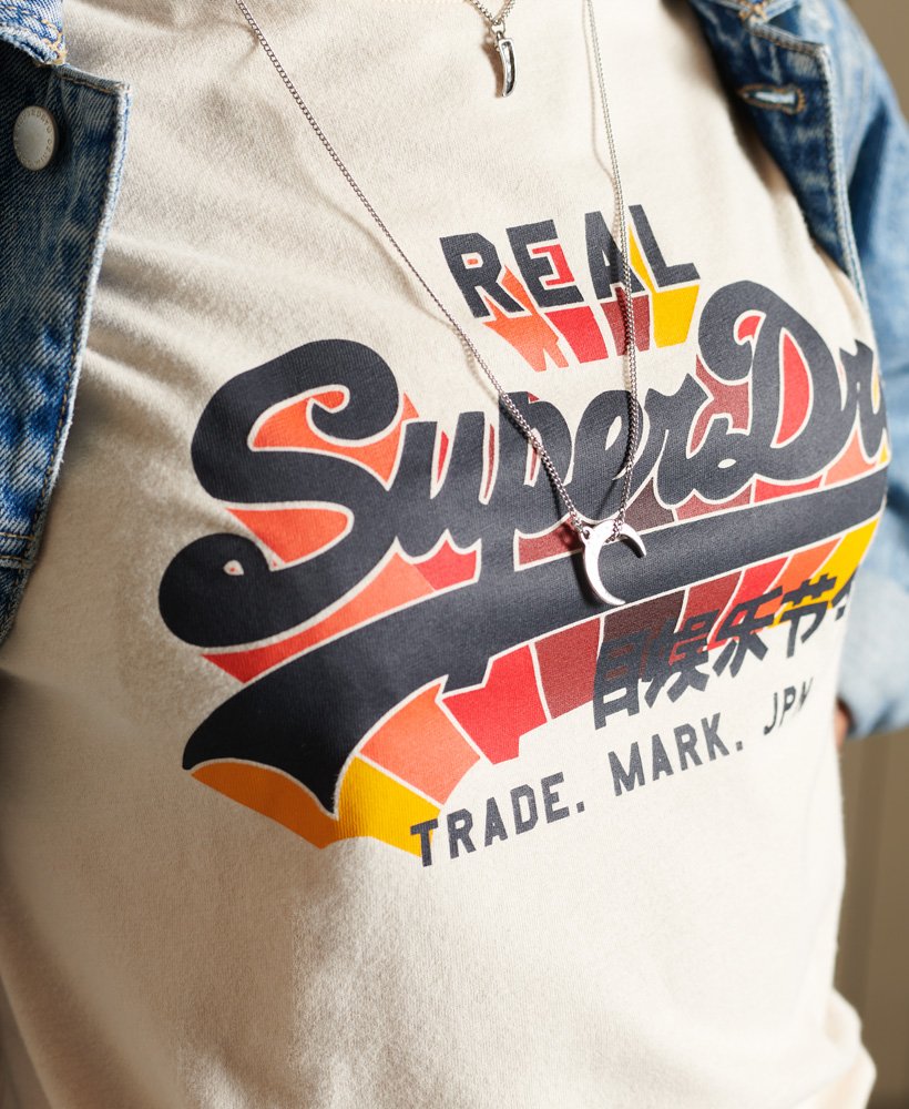 camiseta vintage logo rainbow na cor aveia