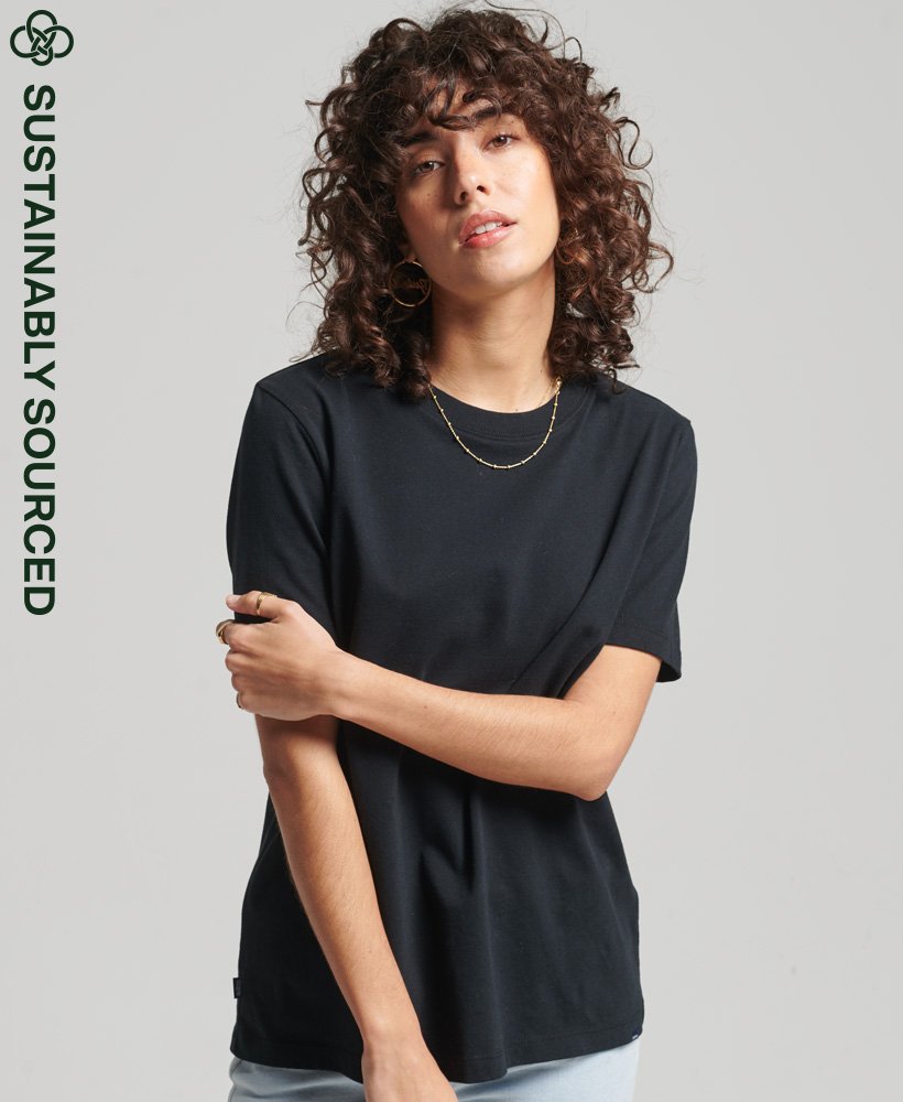 camiseta preta de algodão orgânico com logo vintage.