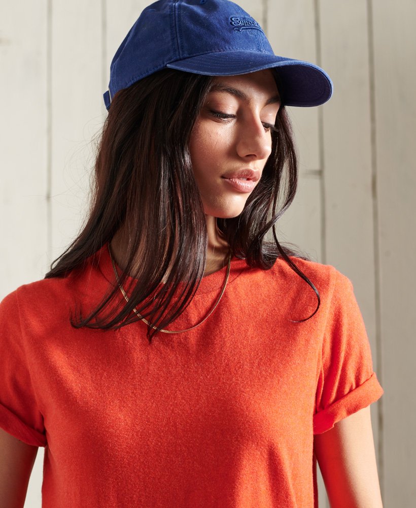 camiseta básica de algodão orgânico em um tom vibrante de laranja mesclado.