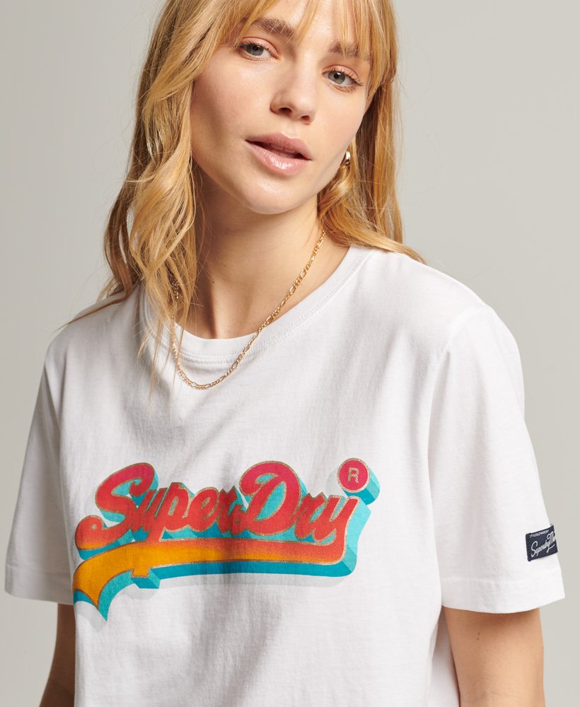camiseta sazonal com logo vintage na cor branca brilhante.