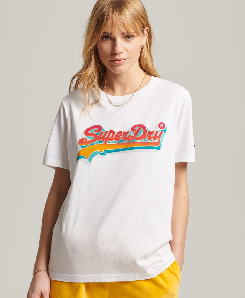 camiseta sazonal com logo vintage na cor branca brilhante.