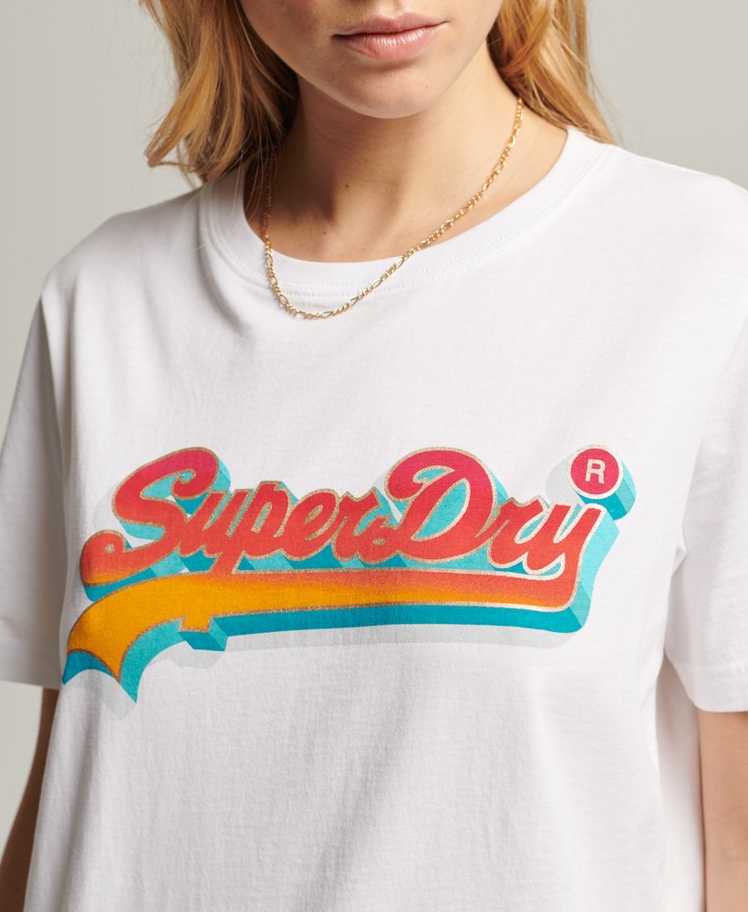 camiseta sazonal com logo vintage na cor branca brilhante.