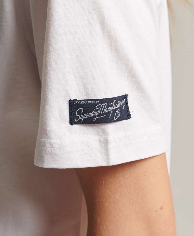 camiseta sazonal com logo vintage na cor branca brilhante.