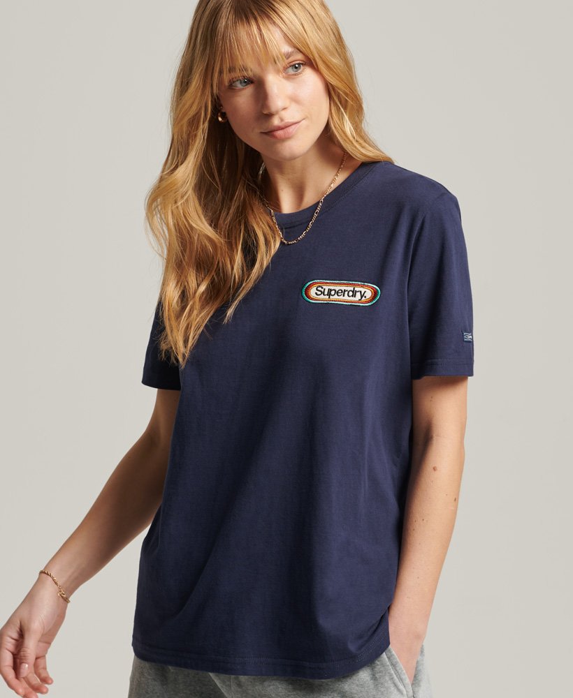 camiseta sazonal vintage core logo na cor azul marinho atlântico