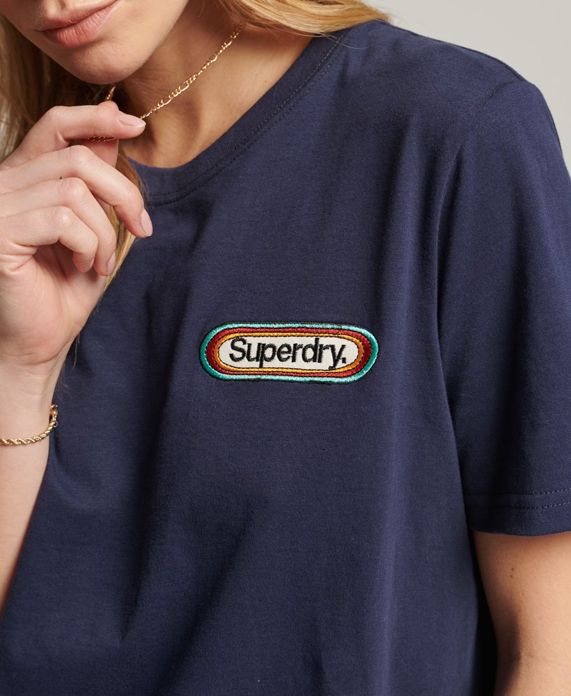 camiseta sazonal vintage core logo na cor azul marinho atlântico