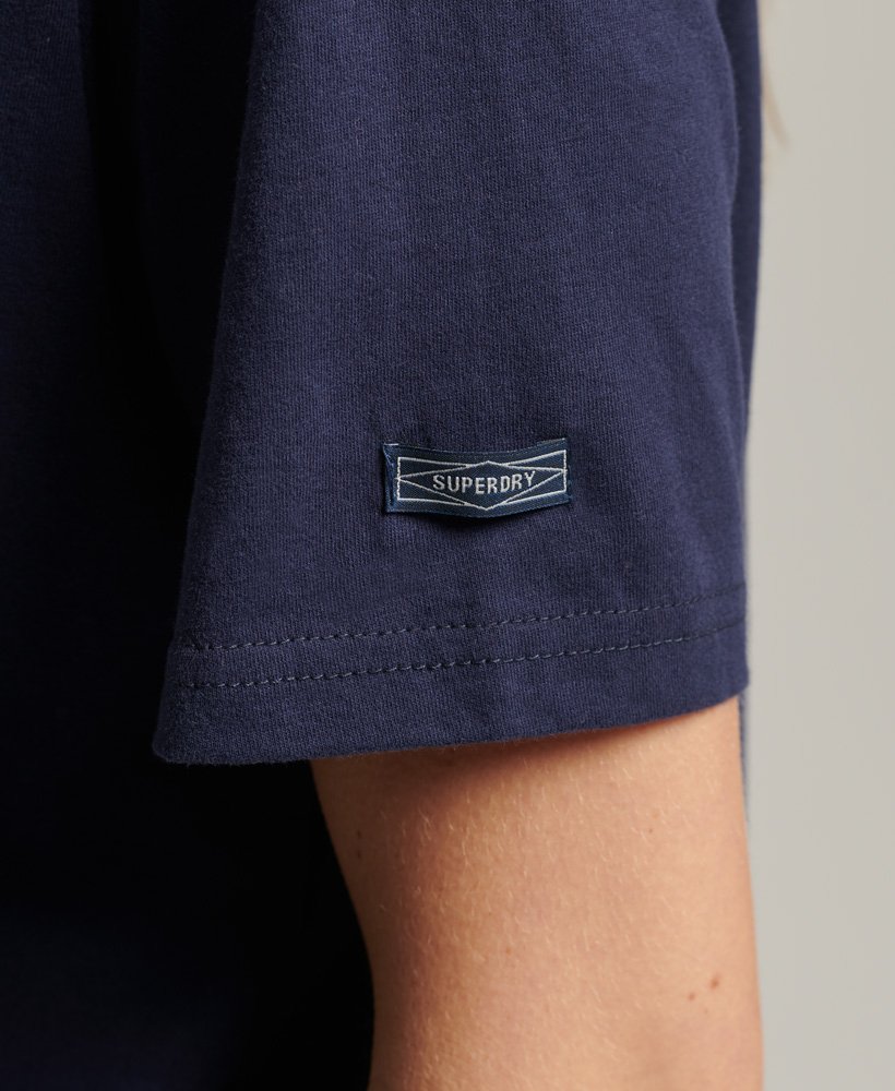 camiseta sazonal vintage core logo na cor azul marinho atlântico