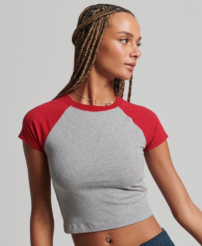 camiseta cropped de beisebol em algodão orgânico na cor cinza mescladovermelho