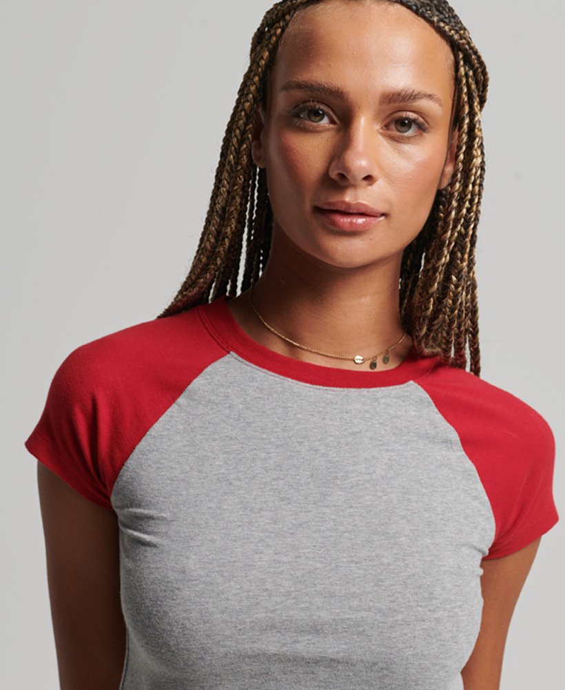 camiseta cropped de beisebol em algodão orgânico na cor cinza mescladovermelho