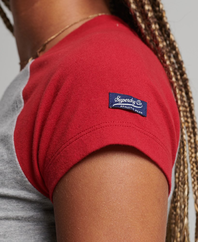 camiseta cropped de beisebol em algodão orgânico na cor cinza mescladovermelho