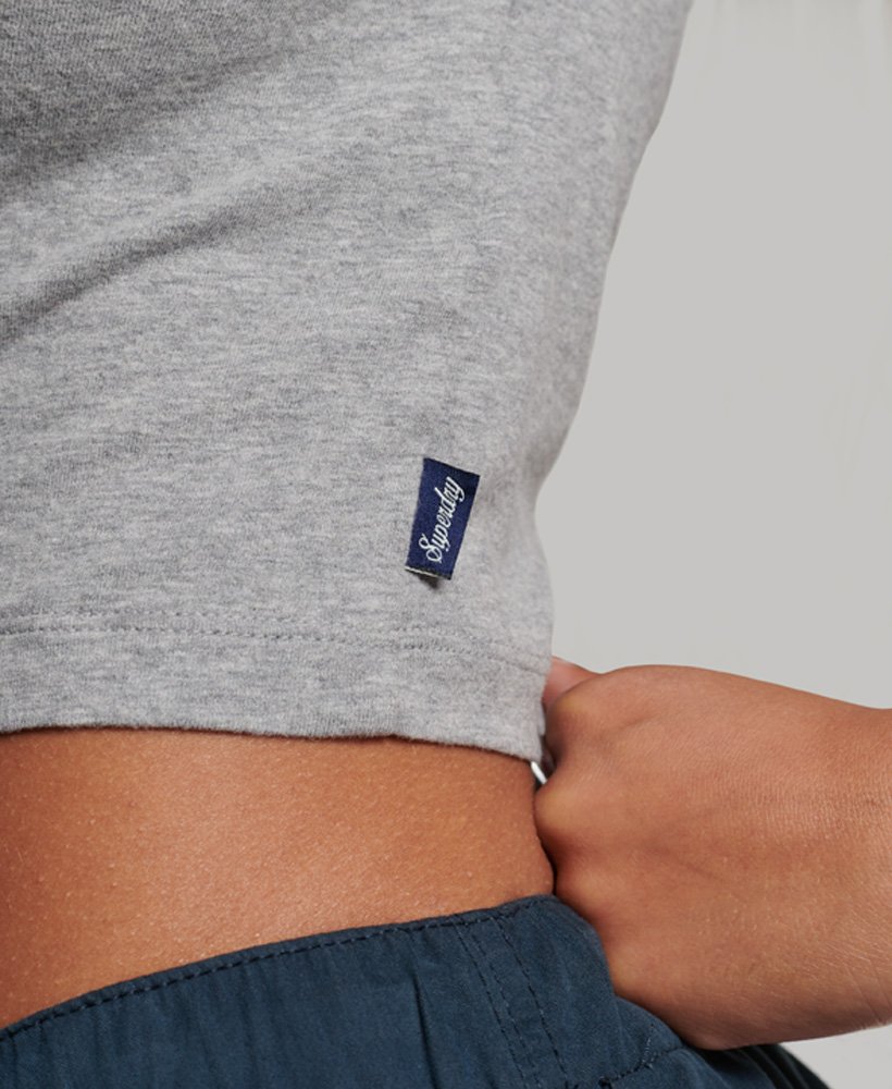 camiseta cropped de beisebol em algodão orgânico na cor cinza mescladovermelho