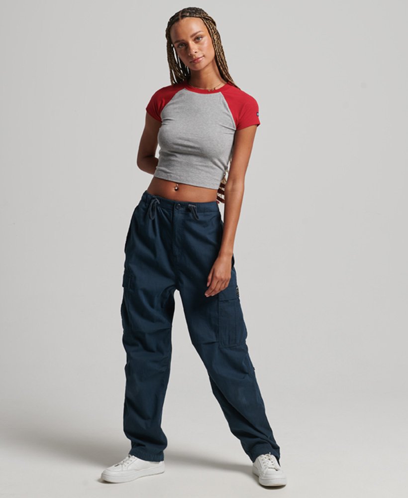 camiseta cropped de beisebol em algodão orgânico na cor cinza mescladovermelho