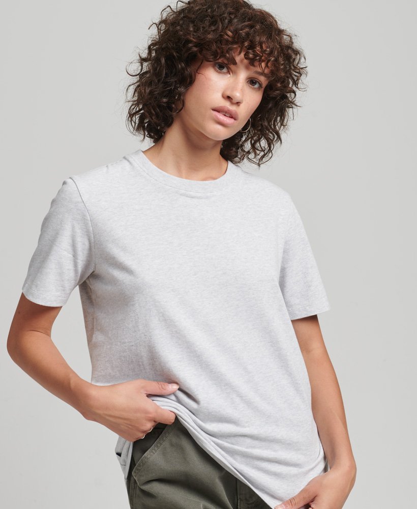 camiseta de algodão orgânico com logo vintage bordado na cor cinza mesclado glaciar.