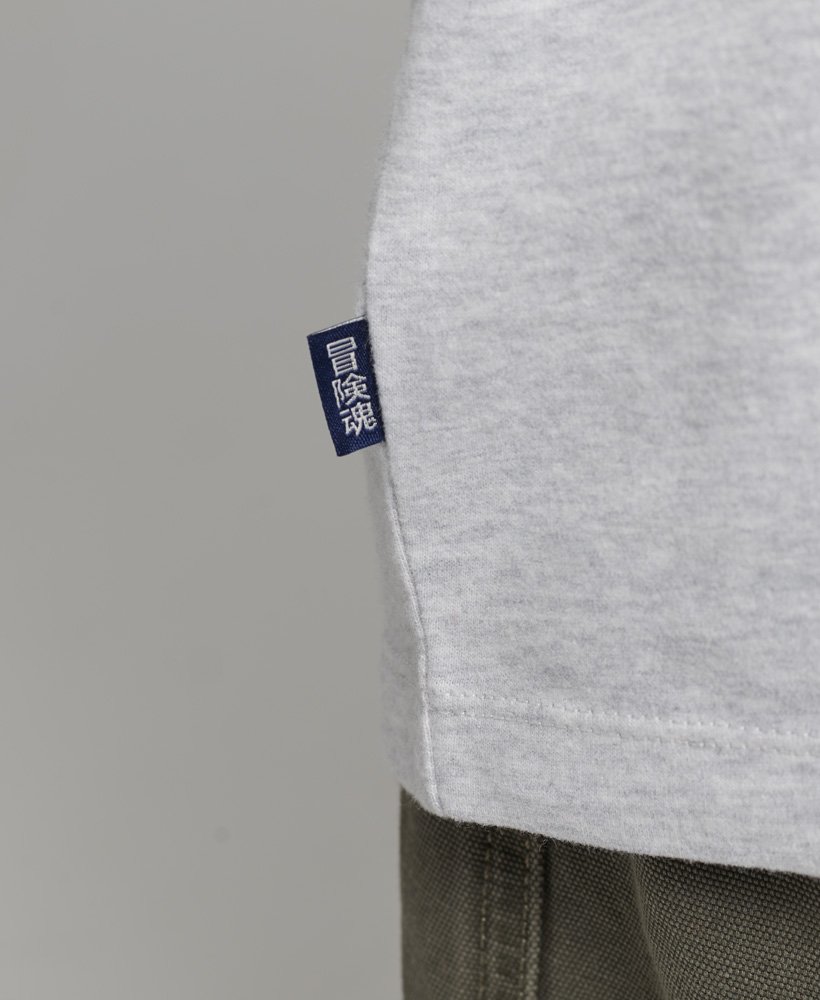 camiseta de algodão orgânico com logo vintage bordado na cor cinza mesclado glaciar.