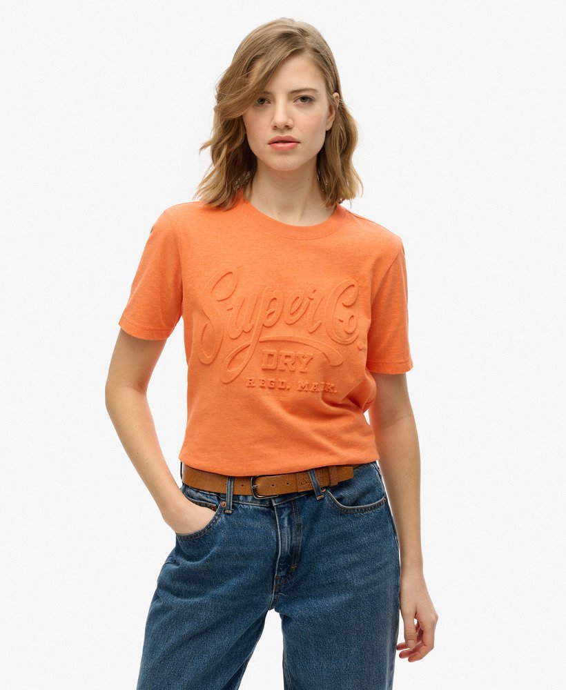 camiseta com estampa em relevo estilo script na cor laranja mesclado.