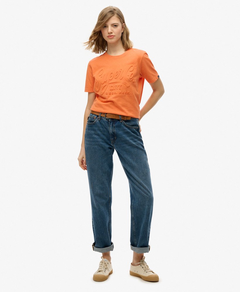 camiseta com estampa em relevo estilo script na cor laranja mesclado.