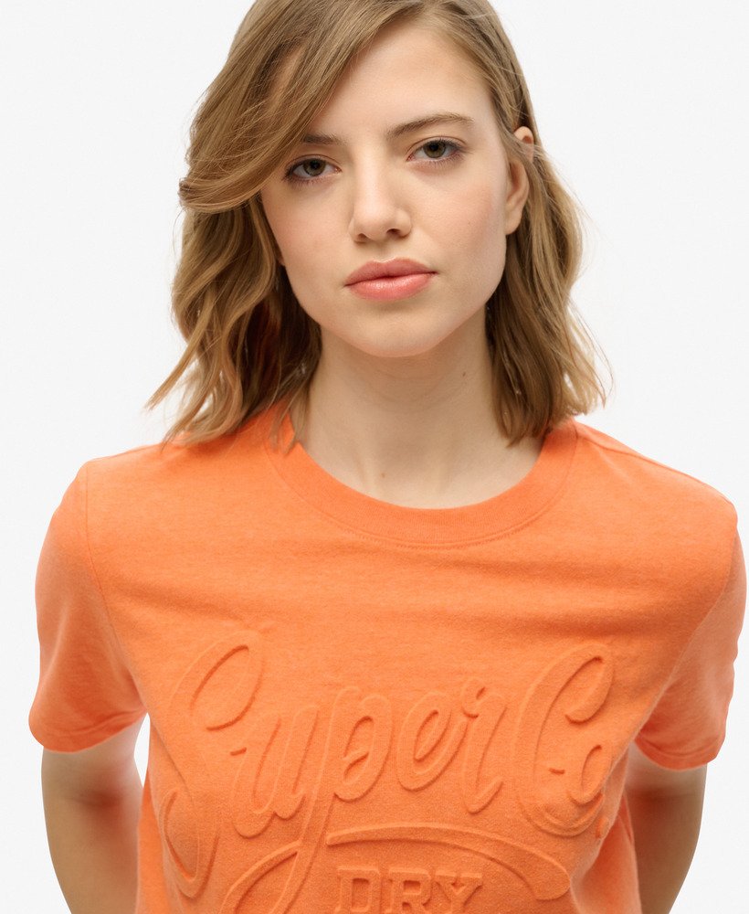 camiseta com estampa em relevo estilo script na cor laranja mesclado.