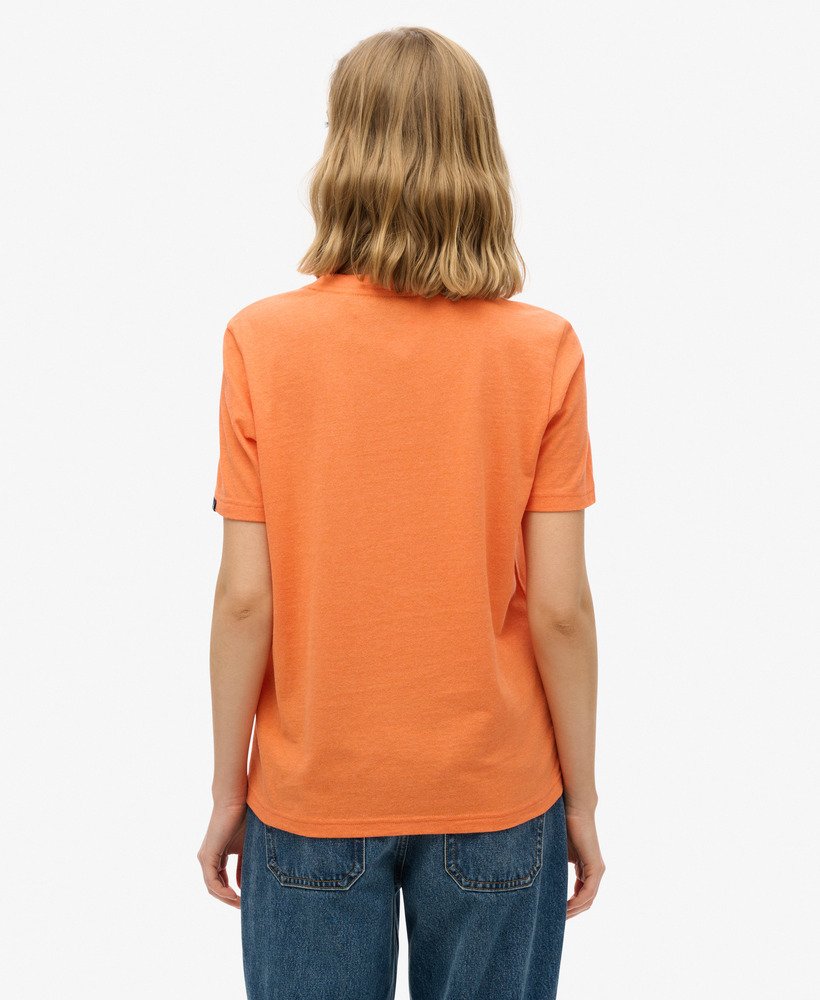 camiseta com estampa em relevo estilo script na cor laranja mesclado.