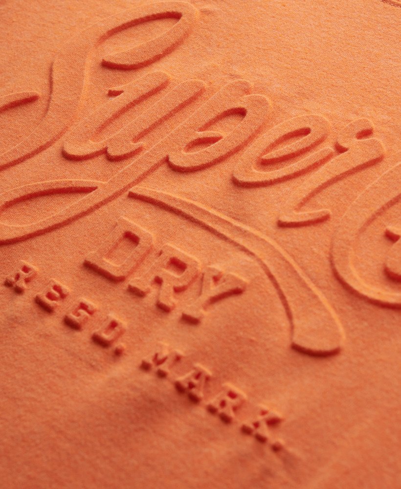 camiseta com estampa em relevo estilo script na cor laranja mesclado.